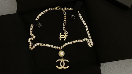 
				Chanel - Diamond & pearl necklace
				首饰